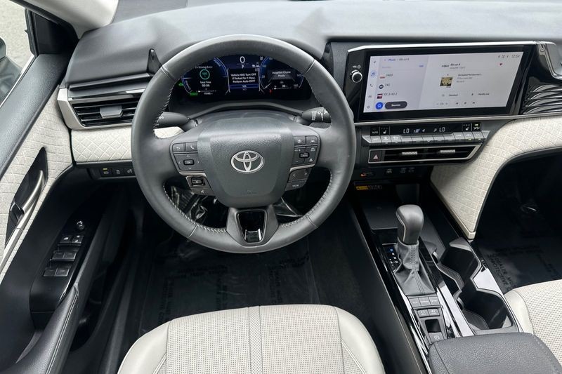 Toyota Camry Vehicle Full-screen Gallery Image 14