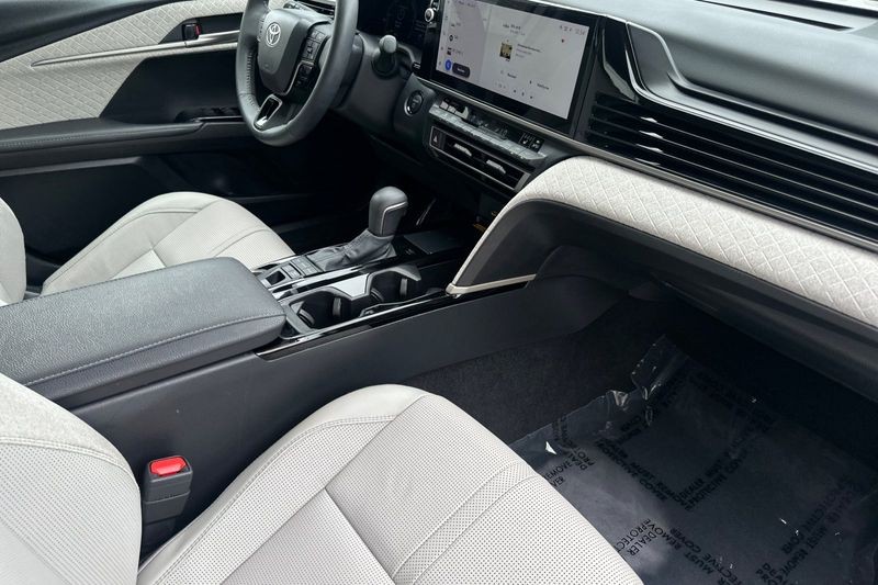 Toyota Camry Vehicle Full-screen Gallery Image 15