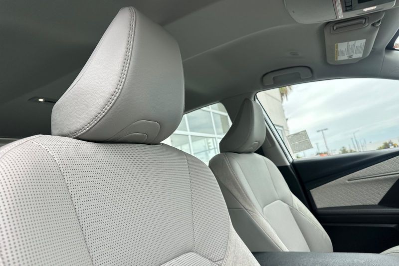 Toyota Camry Vehicle Full-screen Gallery Image 16