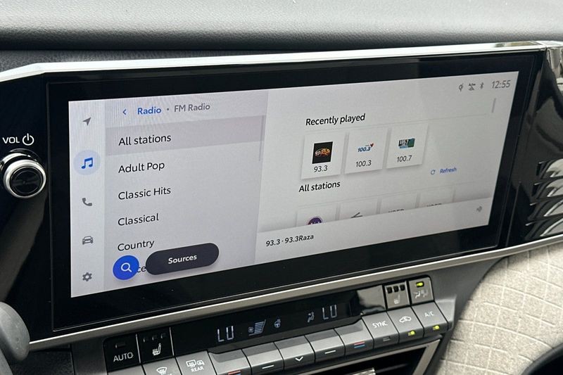 Toyota Camry Vehicle Full-screen Gallery Image 17