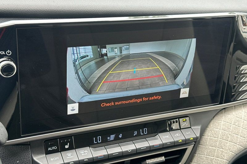 Toyota Camry Vehicle Full-screen Gallery Image 18