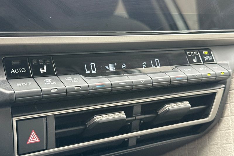 Toyota Camry Vehicle Full-screen Gallery Image 19