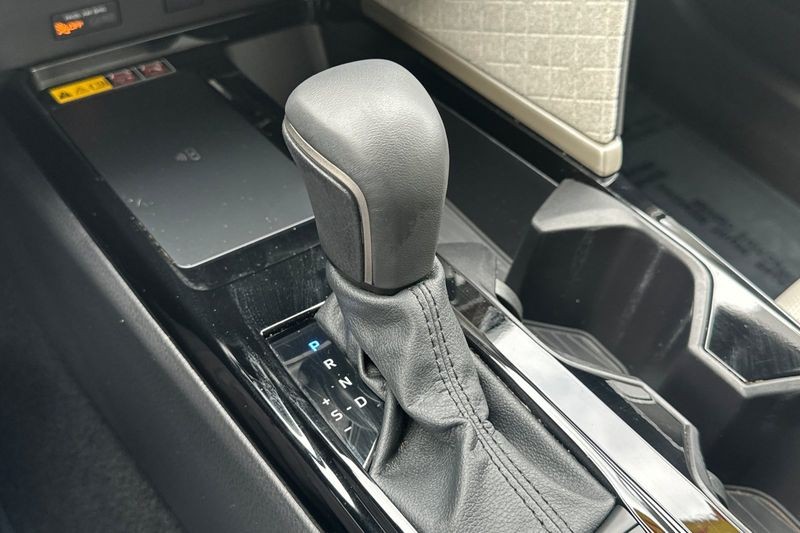 Toyota Camry Vehicle Full-screen Gallery Image 20