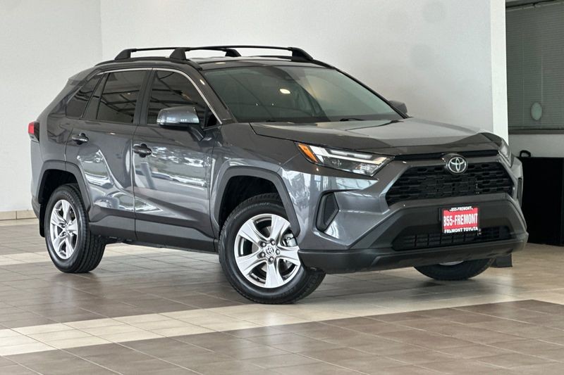 Toyota RAV4 Vehicle Full-screen Gallery Image 02