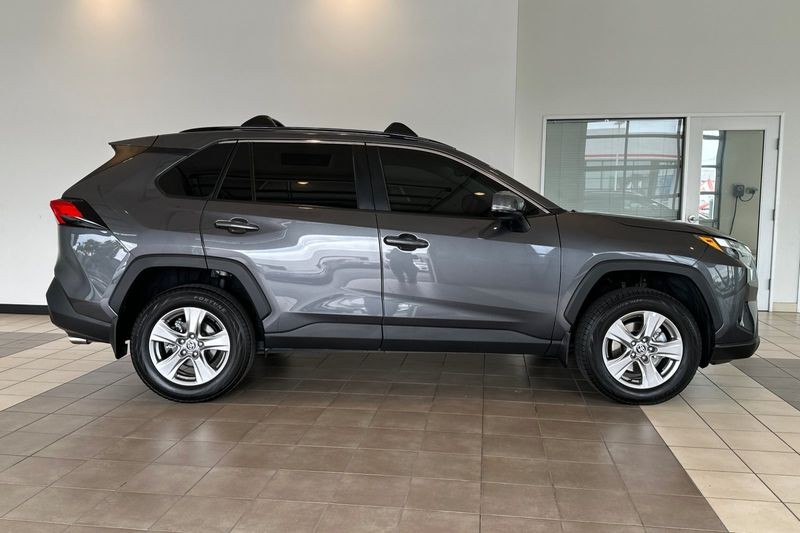 Toyota RAV4 Vehicle Full-screen Gallery Image 03
