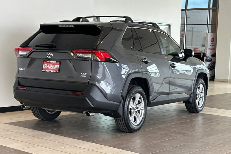 Toyota RAV4 Vehicle Full-screen Gallery Image 04