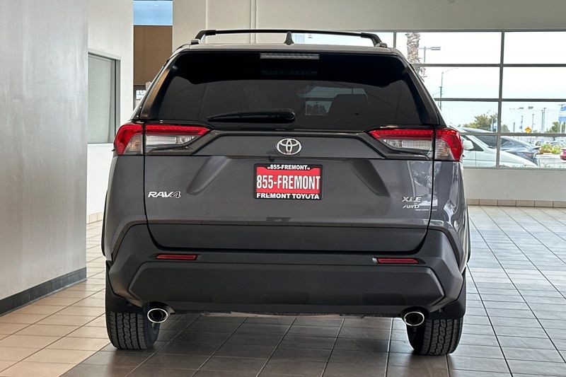 Toyota RAV4 Vehicle Full-screen Gallery Image 05