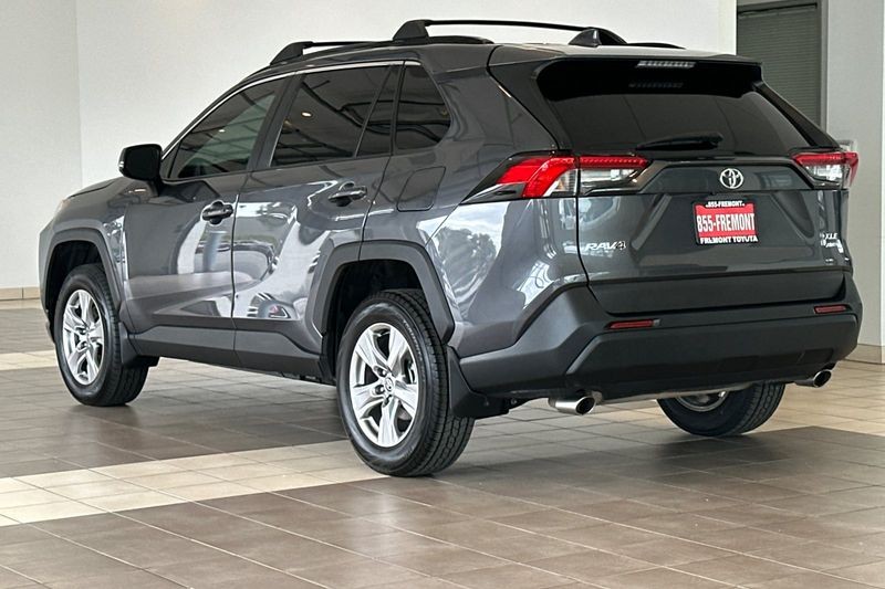 Toyota RAV4 Vehicle Full-screen Gallery Image 06