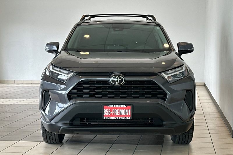 Toyota RAV4 Vehicle Full-screen Gallery Image 09