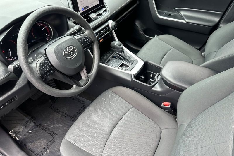 Toyota RAV4 Vehicle Full-screen Gallery Image 10