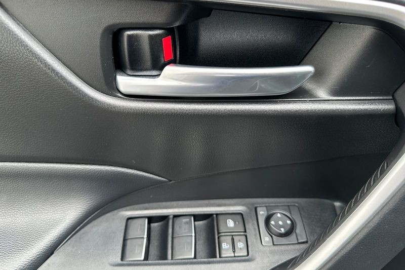 Toyota RAV4 Vehicle Full-screen Gallery Image 11