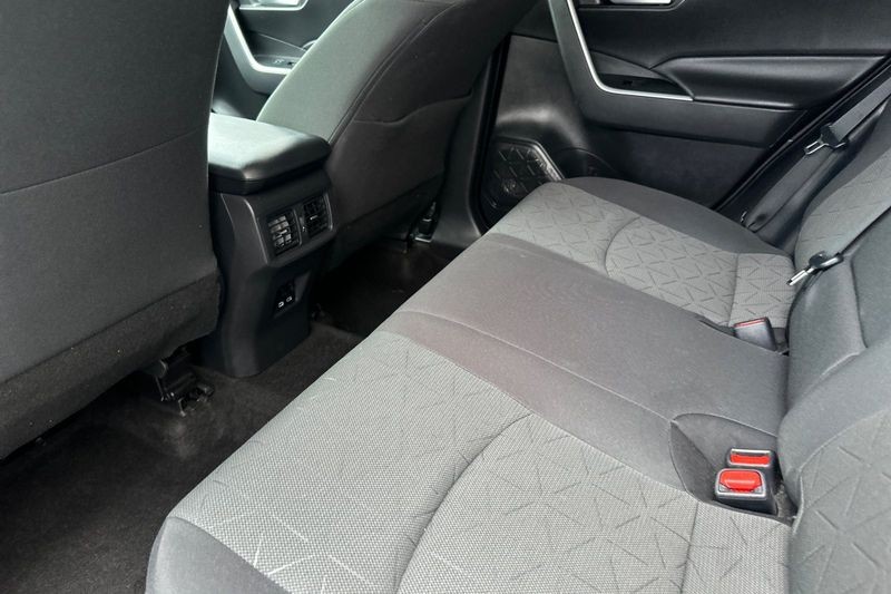 Toyota RAV4 Vehicle Full-screen Gallery Image 12