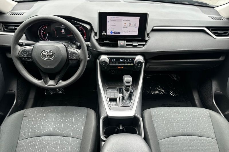 Toyota RAV4 Vehicle Full-screen Gallery Image 13