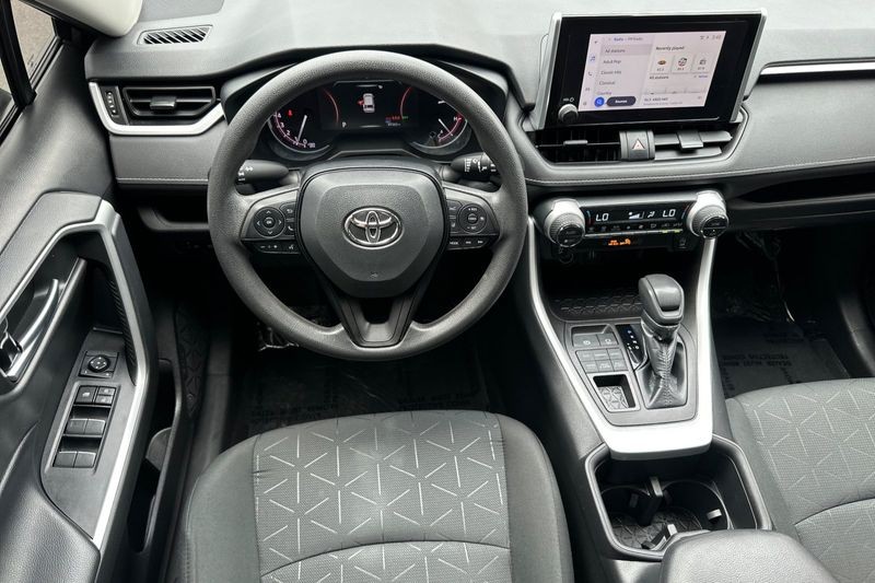 Toyota RAV4 Vehicle Full-screen Gallery Image 14