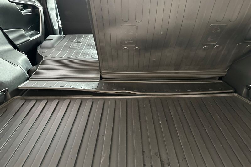Toyota RAV4 Vehicle Full-screen Gallery Image 15