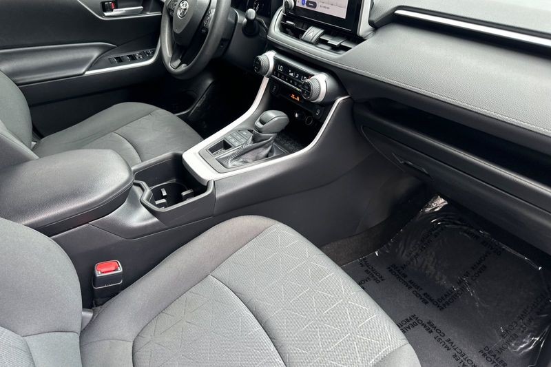 Toyota RAV4 Vehicle Full-screen Gallery Image 16