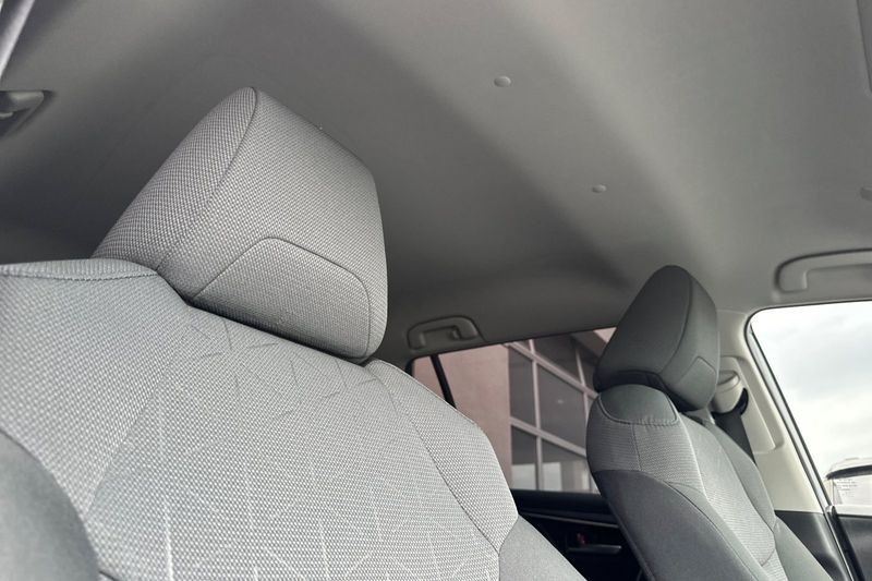 Toyota RAV4 Vehicle Full-screen Gallery Image 17