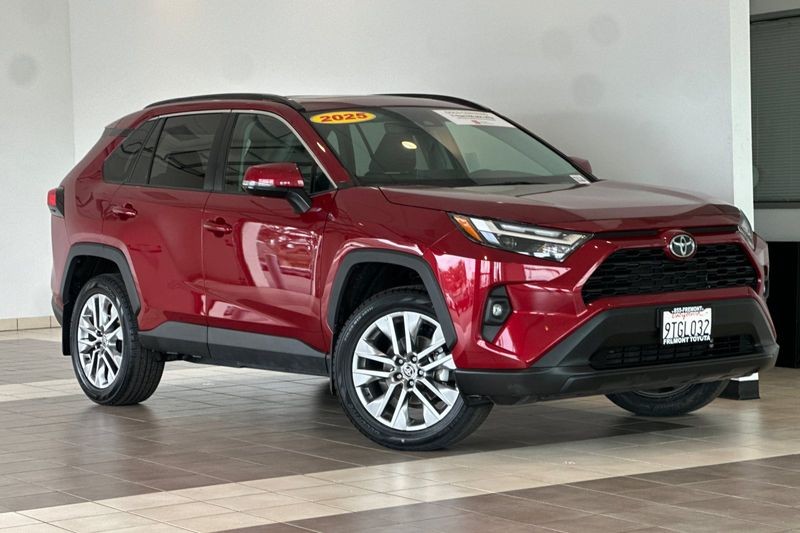 Toyota RAV4 Vehicle Full-screen Gallery Image 02