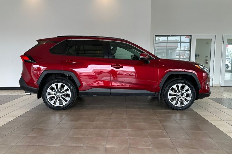 Toyota RAV4 Vehicle Full-screen Gallery Image 03