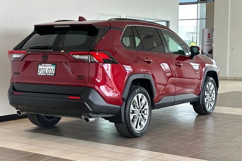 Toyota RAV4 Vehicle Full-screen Gallery Image 04
