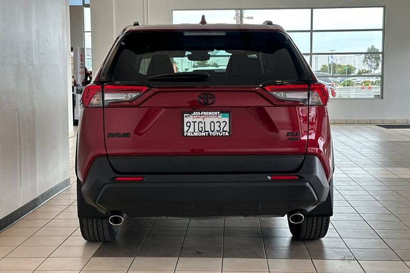 Toyota RAV4 Vehicle Full-screen Gallery Image 05