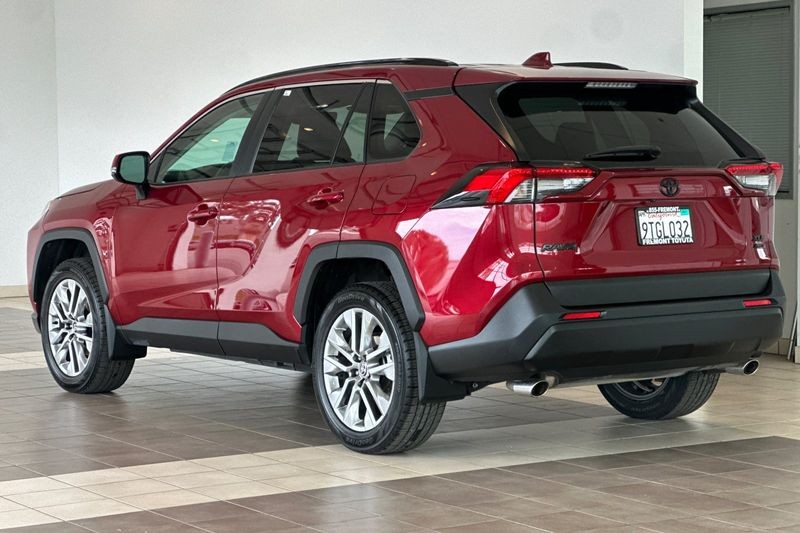 Toyota RAV4 Vehicle Full-screen Gallery Image 06