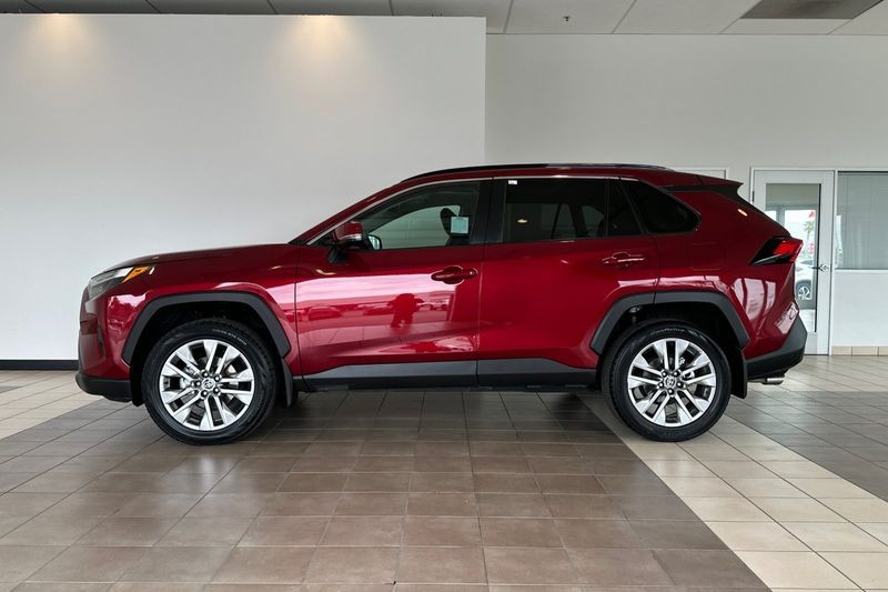 Toyota RAV4 Vehicle Full-screen Gallery Image 07