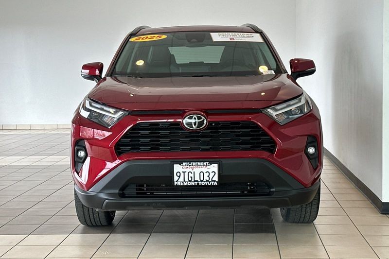 Toyota RAV4 Vehicle Full-screen Gallery Image 09