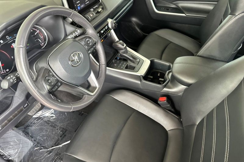 Toyota RAV4 Vehicle Full-screen Gallery Image 10