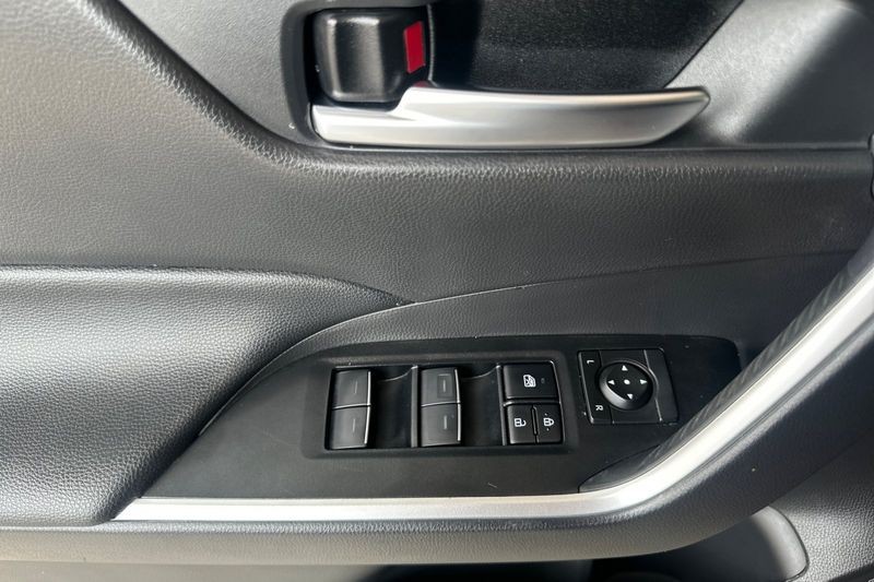 Toyota RAV4 Vehicle Full-screen Gallery Image 11