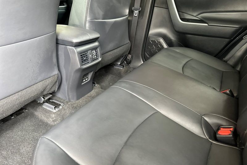 Toyota RAV4 Vehicle Full-screen Gallery Image 12