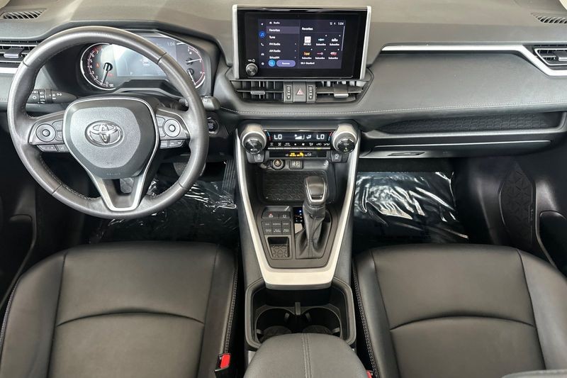 Toyota RAV4 Vehicle Full-screen Gallery Image 13
