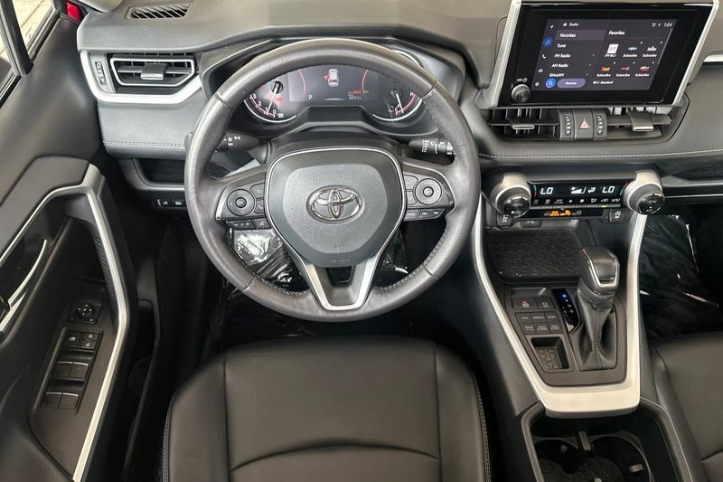 Toyota RAV4 Vehicle Full-screen Gallery Image 14