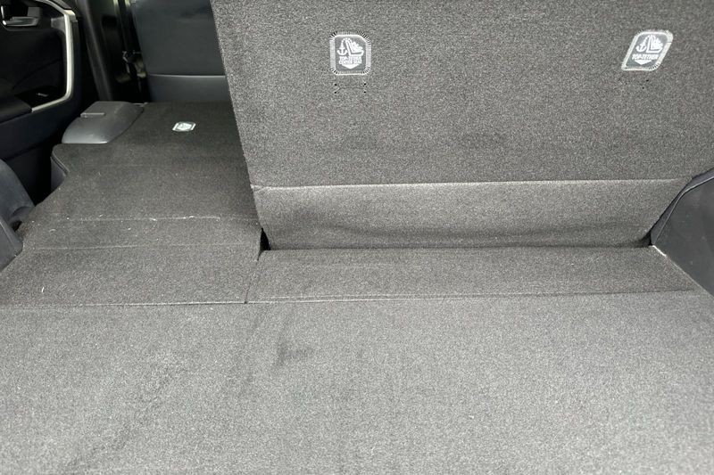Toyota RAV4 Vehicle Full-screen Gallery Image 15