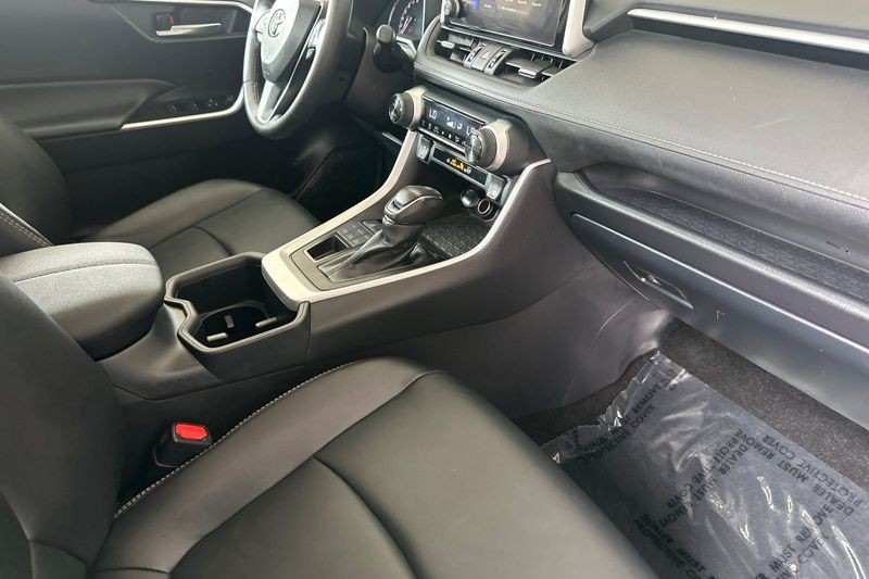 Toyota RAV4 Vehicle Full-screen Gallery Image 16
