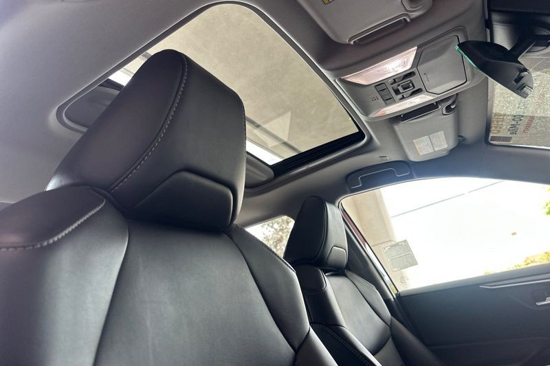 Toyota RAV4 Vehicle Full-screen Gallery Image 17