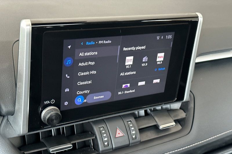 Toyota RAV4 Vehicle Full-screen Gallery Image 18