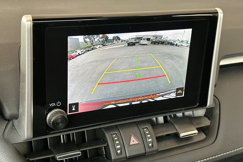 Toyota RAV4 Vehicle Full-screen Gallery Image 19