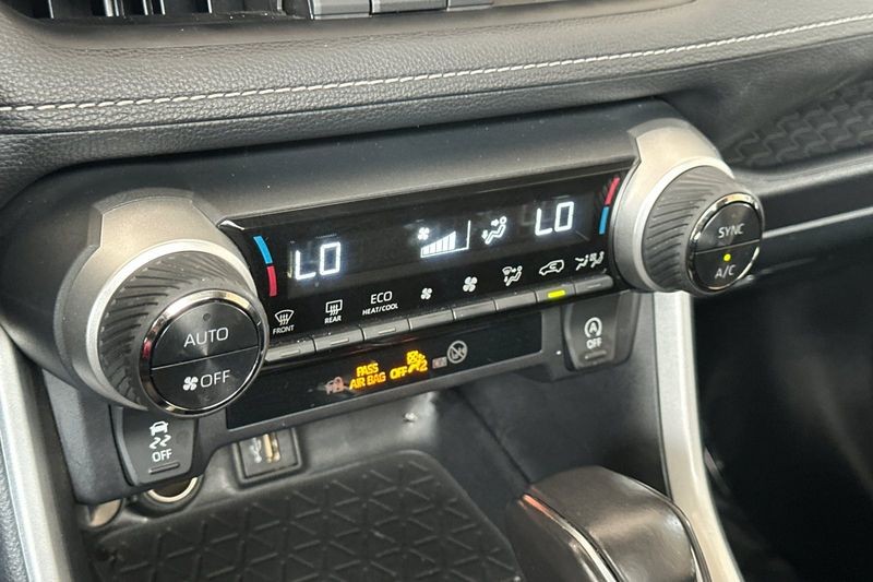 Toyota RAV4 Vehicle Full-screen Gallery Image 20