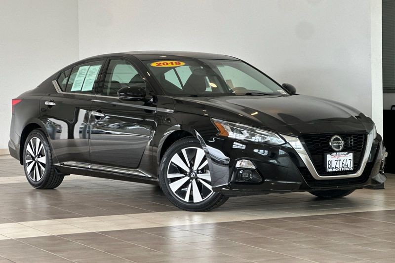 Nissan Altima Vehicle Full-screen Gallery Image 02