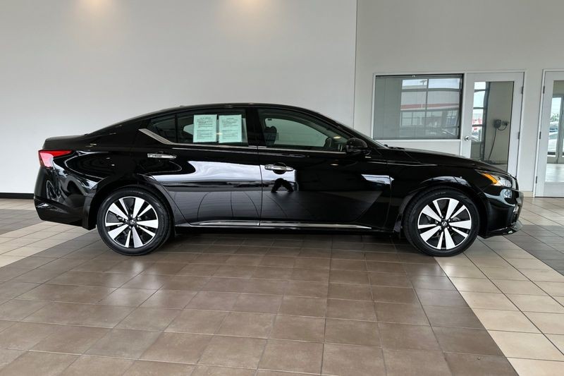 Nissan Altima Vehicle Full-screen Gallery Image 03