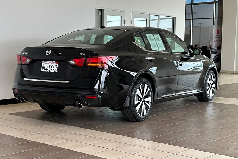 Nissan Altima Vehicle Full-screen Gallery Image 04