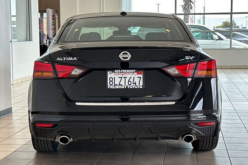 Nissan Altima Vehicle Full-screen Gallery Image 05