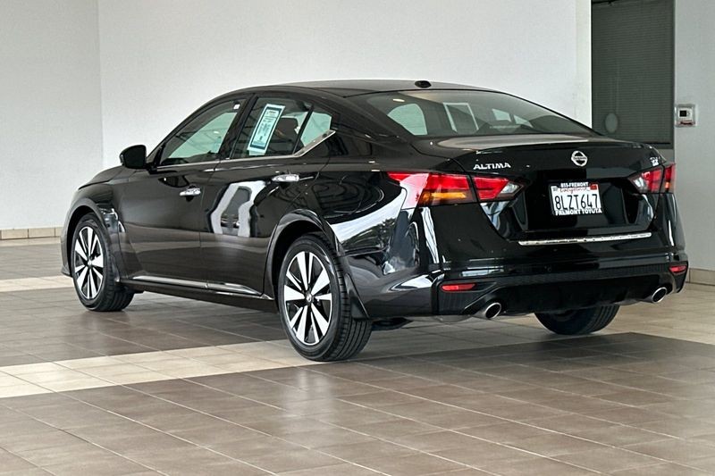 Nissan Altima Vehicle Full-screen Gallery Image 06
