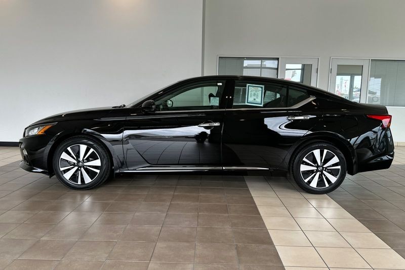 Nissan Altima Vehicle Full-screen Gallery Image 07