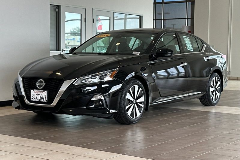 Nissan Altima Vehicle Full-screen Gallery Image 08