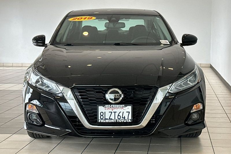 Nissan Altima Vehicle Full-screen Gallery Image 09