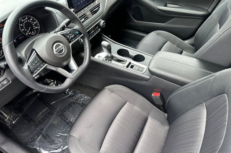 Nissan Altima Vehicle Full-screen Gallery Image 10