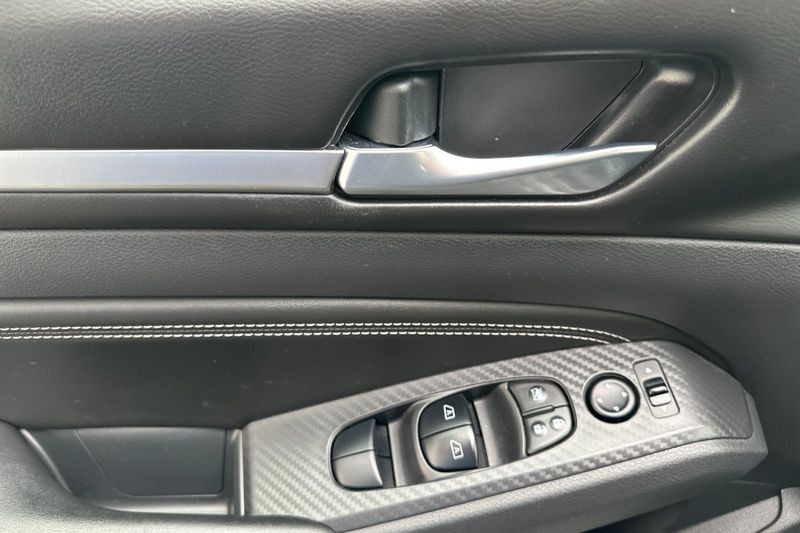 Nissan Altima Vehicle Full-screen Gallery Image 11