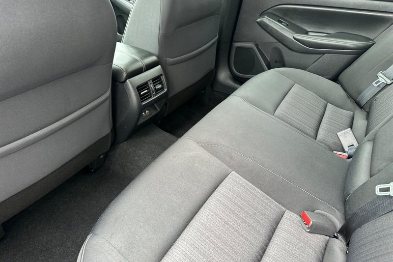 Nissan Altima Vehicle Full-screen Gallery Image 12